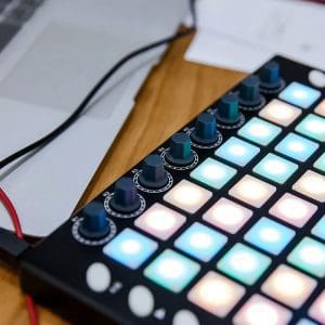 Controlador MIDI Orca Pad48 de 48 Pads Worlde - Image 8